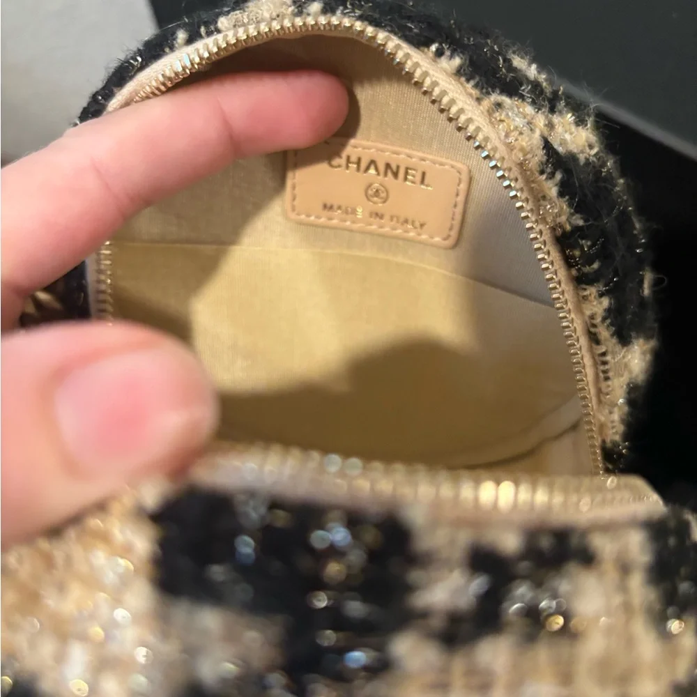 CHANEL 19 Collection Houndstooth Tweed Lambskin Round Crossbody W/ Coinpurse - Picture 11 of 16
